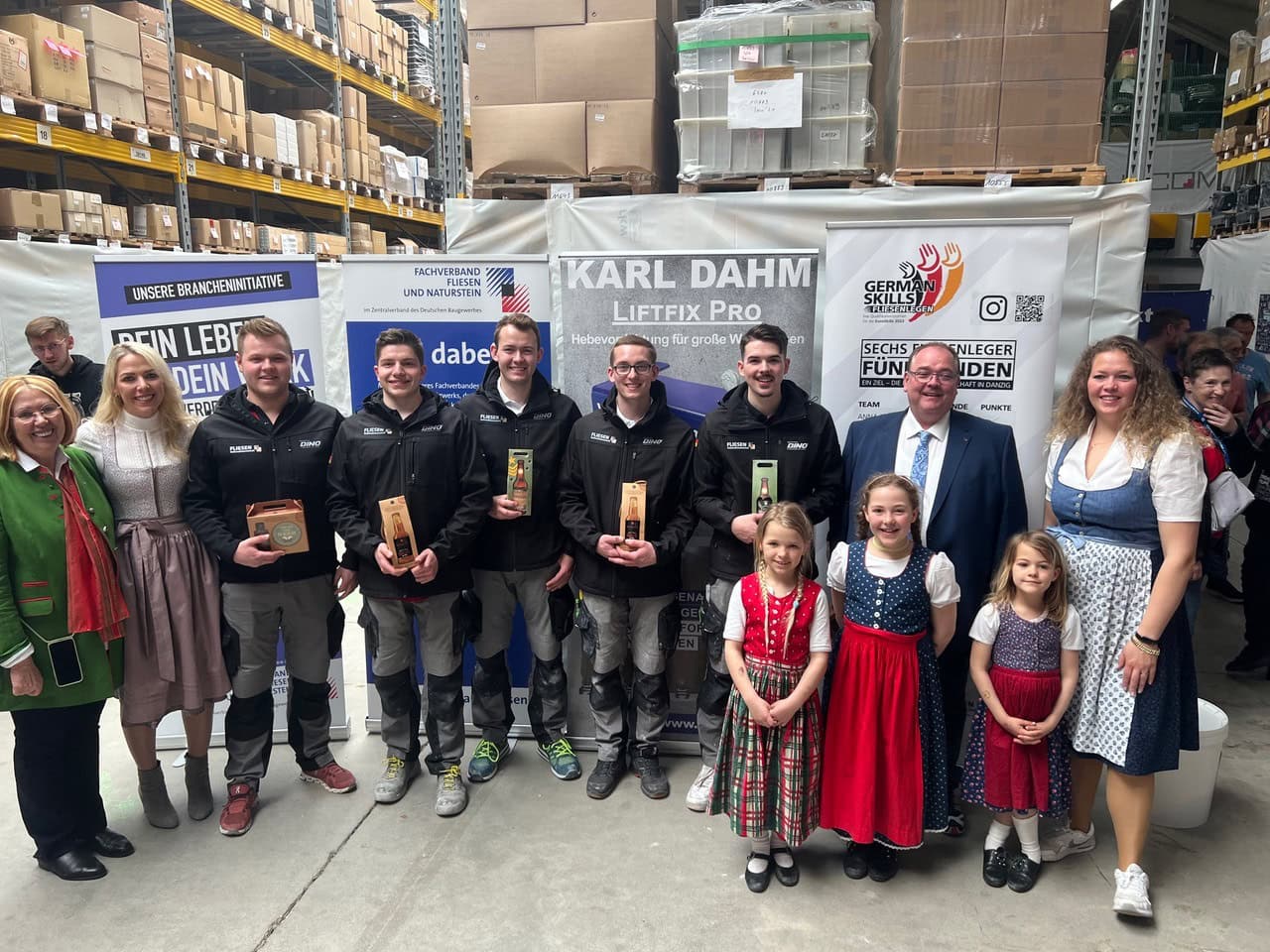 Die Fliesen-Nationalmannschaft mit ihren Gastgebern von Karl Dahm. Foto: Karl Dahm