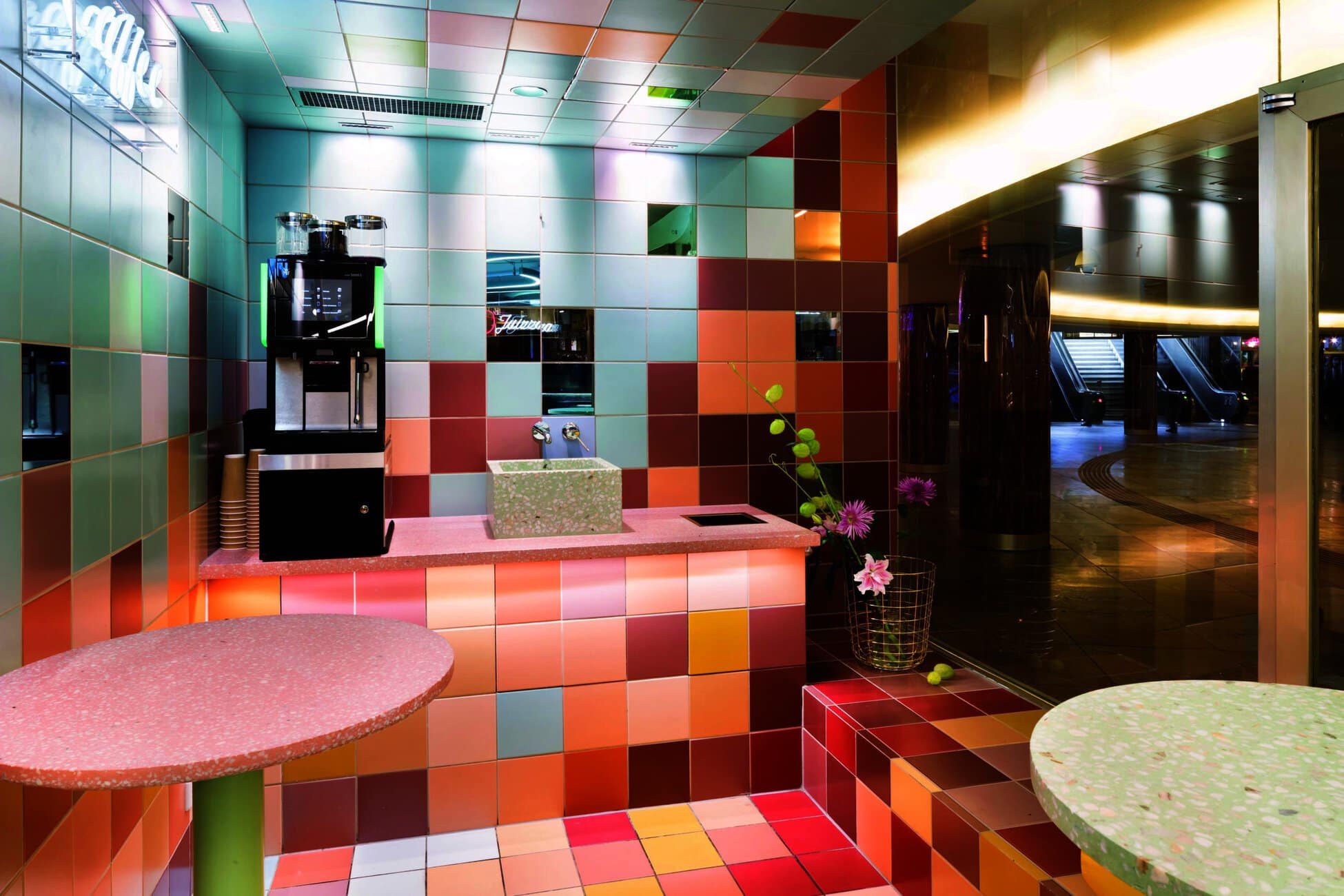 Retro-Look: Aus über 50 aufeinander abgestimmten Farbtönen der Fliesenserie Plural von Agrob Buchtal hat der Designer mehr als 25 Farben zu bunten Pixelquadraten arrangiert, die dem Boden, der Wand und der Decke des Saftbar-Konzepts in Wien einen unverwechselbaren Charme verleihen. Foto: agrob-buchtal.de / Christoph Panzer