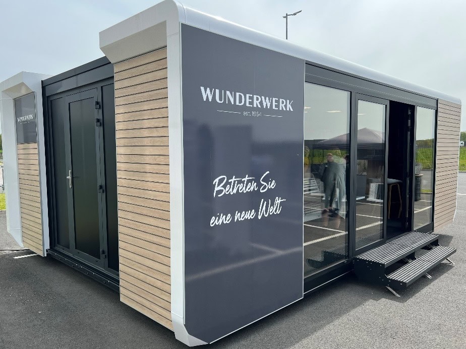 Der sogenannte Cube, hier am hagebau-Zentrallager Walsrode, dient als Ausstellungsraum bei der Wunderwerk est.1964-Roadshow. Foto: Hagebau