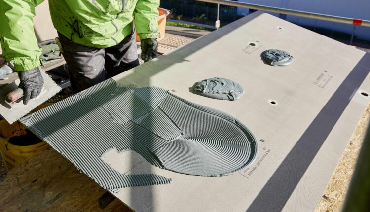 Der Spezialkleber wirkt als Puffer für die Spannung, die durch die unterschiedliche Flexibilität der Systemkomponenten entsteht. Foto: Saint-Gobain Weber ­ ­ ­