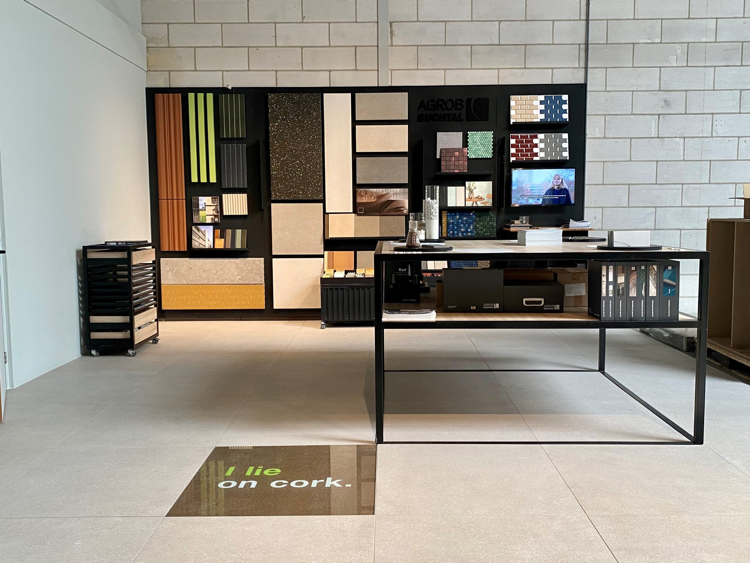 Wiederverwendeter Drytile-Boden im gerade eröffneten Architekten-Showroom von Broeinest in Amsterdam. Ausführung im Format 90x90 cm, Serie Area Pro, sandgrau.