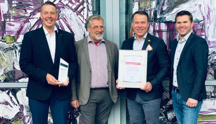 Die Schlüter-Fachberater Frederick Jung (links) und Jörg Drechsler (2. v.r.) und Burkhard Voß, der die Planung des Projekts betreut hat (2. v.l.), freuen sich gemeinsam mit BVF-Laudator Daniel Schuschan über die Auszeichnung zum Projekt des Jahres. Foto: Schlüter-Systems