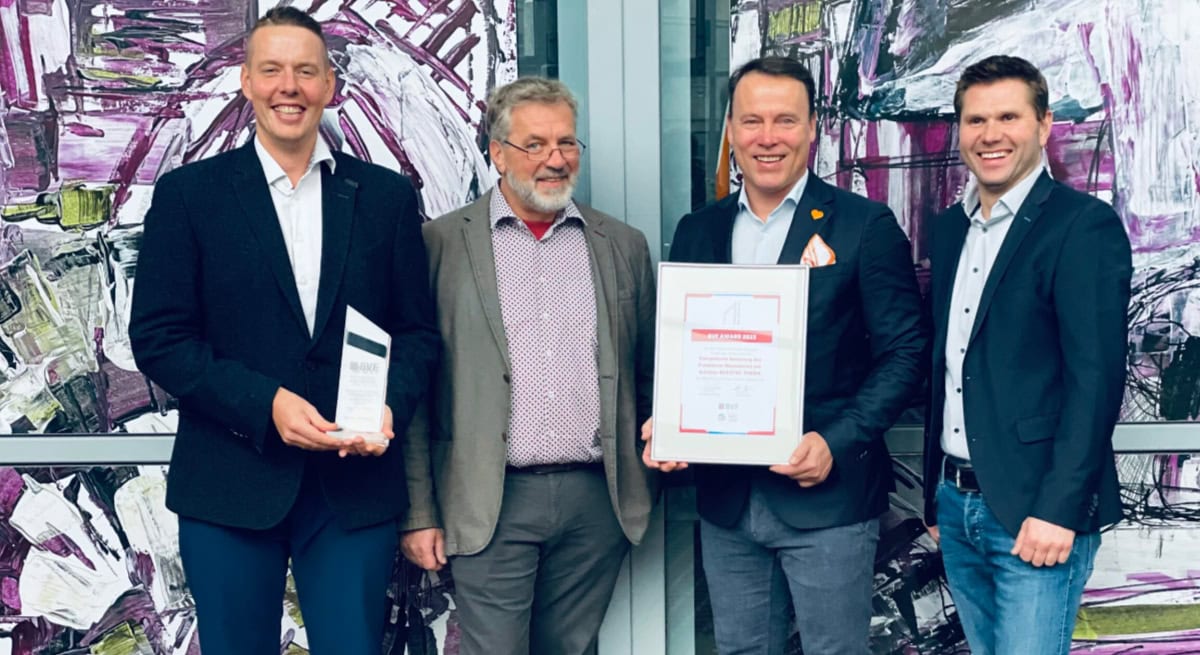 Die Schlüter-Fachberater Frederick Jung (links) und Jörg Drechsler (2. v.r.) und Burkhard Voß, der die Planung des Projekts betreut hat (2. v.l.), freuen sich gemeinsam mit BVF-Laudator Daniel Schuschan über die Auszeichnung zum Projekt des Jahres. Foto: Schlüter-Systems