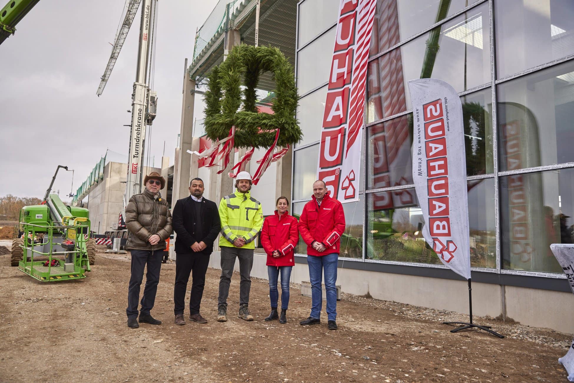 V.l.: Reinhard R. P. Milferstedt (Projektierer und Geschäftsführer der Immobilien Treuhand Mainz GmbH), Levent Özer (regionaler Geschäftsführer bei Bauhaus), Julian Budde (Bauleiter bei der Baumarkt GmbH), Sandra Siebenlist (Geschäftsleiterin Bauhaus Wiesbaden) und Yorck Hartung (stellvertretender Geschäftsleiter Bauhaus Wiesbaden). Fotos: Bauhaus