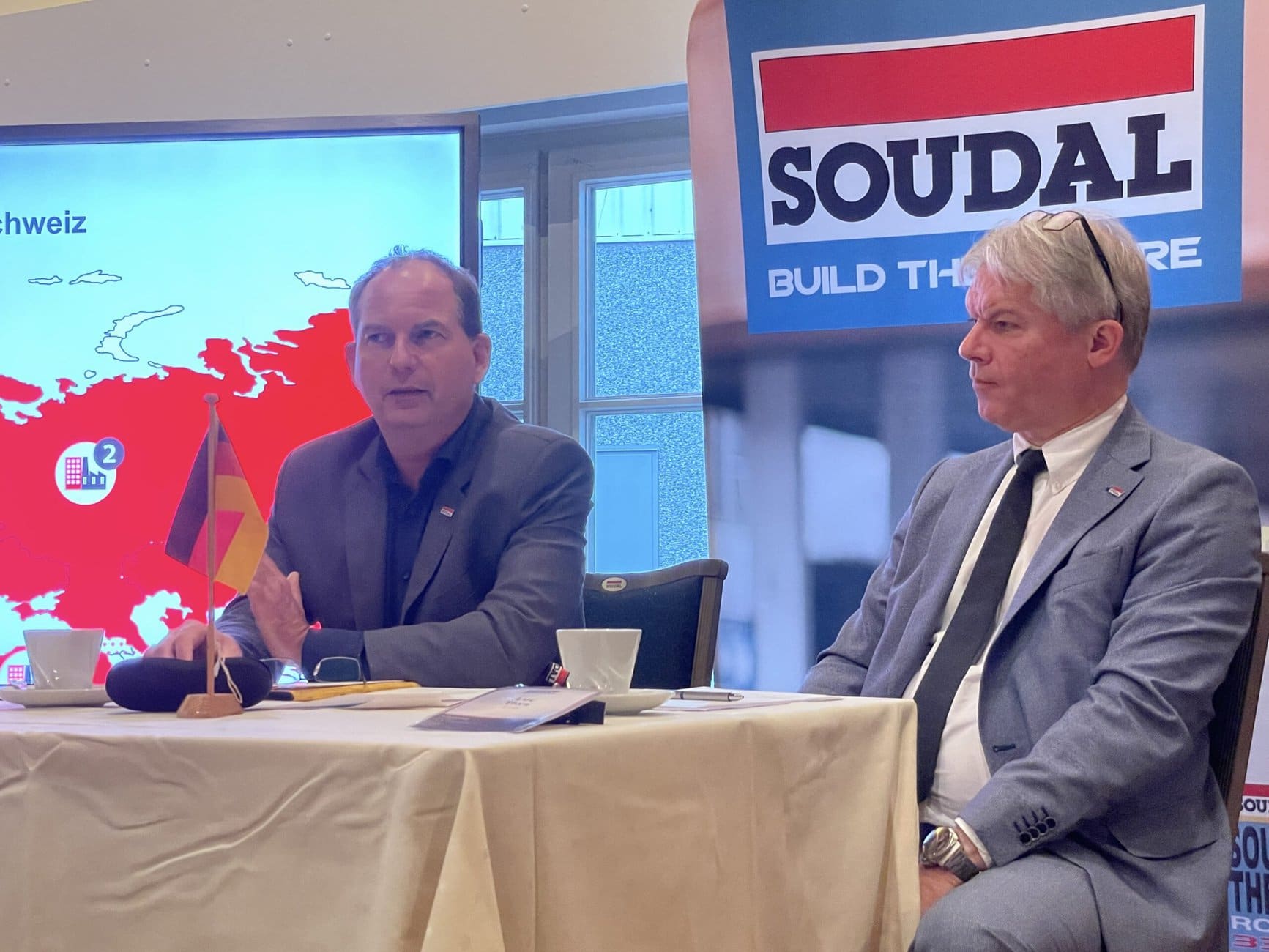 Harald Lüdtke, Geschäftsführer Soudal DACH, und Luc Thys, Group Director Marketing and R&D bei Soudal, gaben Auskunft über die aktuelle Geschäftsentwicklung.