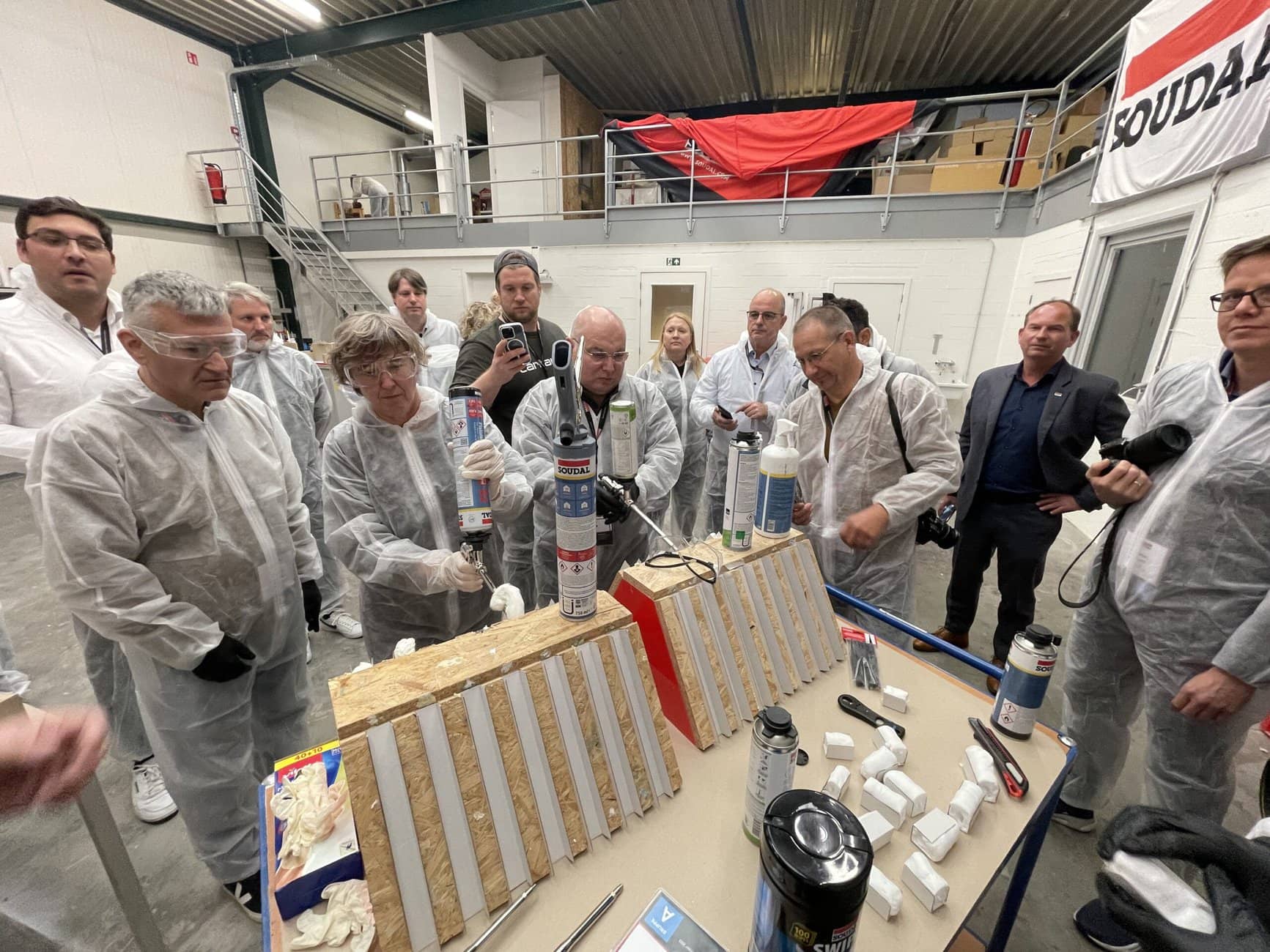 Die Journalisten durften auf der Pressekonferenz selber ausprobieren, wie sich die unterschiedlichen Produkte verarbeiten lassen.