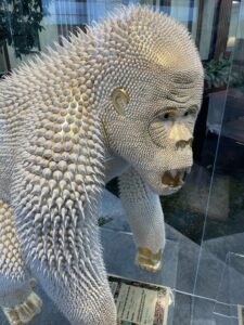 Im Foyer der Soudal-Niedeerlassung im belgischen Turnhout macht diese künstlerische Affen-Figur auf sich aufmerksam, die mit weißen Silkon-Punkten gestaltet wurde.