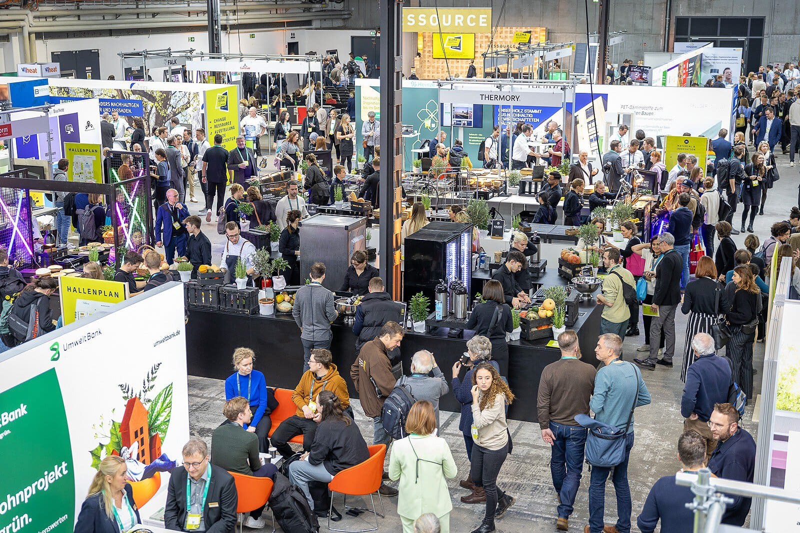 Volle Messehallen: Mehr als 3.000 Planer und weitere Fachbesucher informierten sich auf dem Klimafestival. Foto: Heinze GmbH