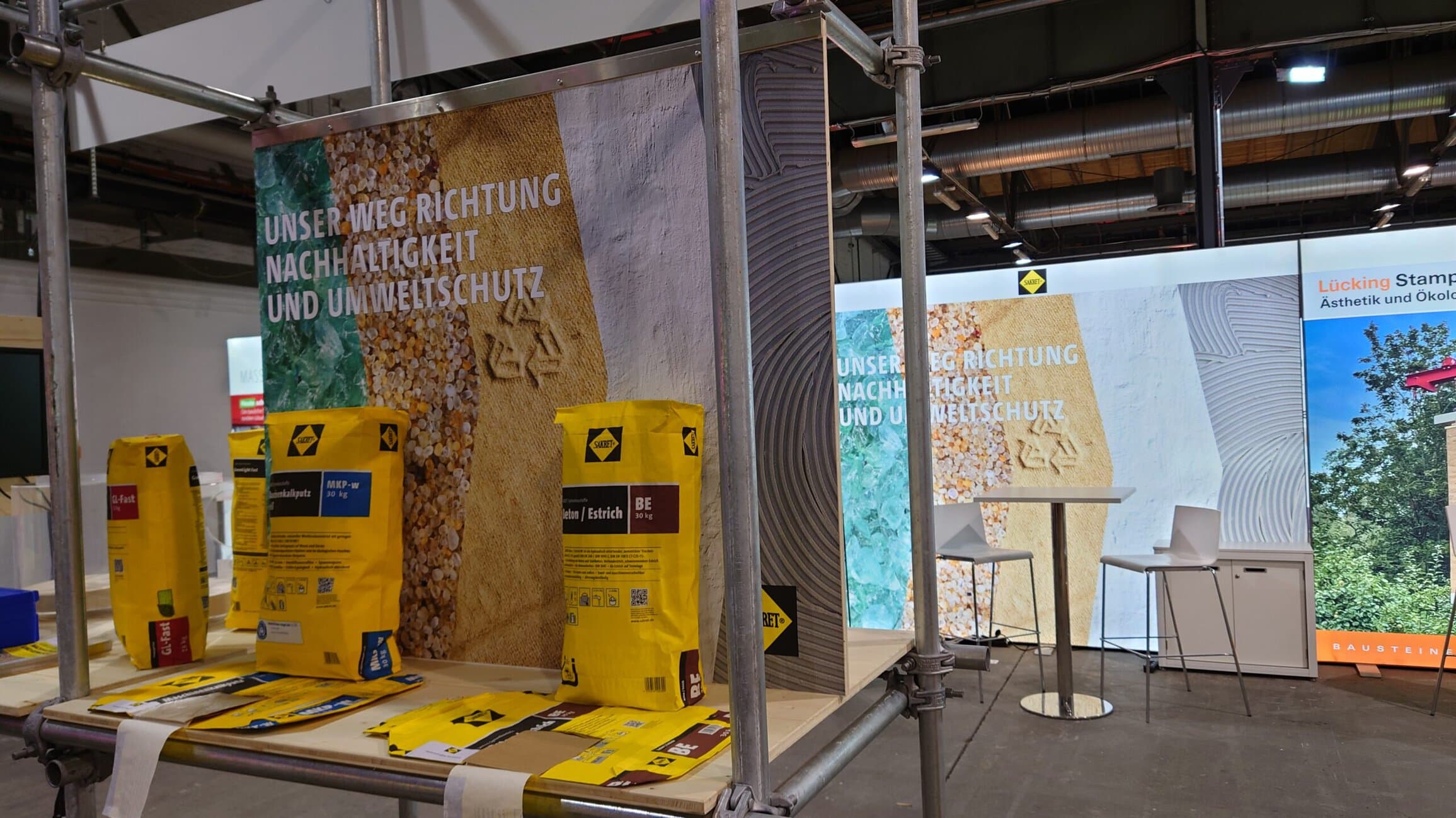 Werkbank und Messestand: Sakret präsentierte neue nachhaltige Fliesenkleber, insbesondere eine spezielle Bayern-Edition. Foto: Heinze GmbH