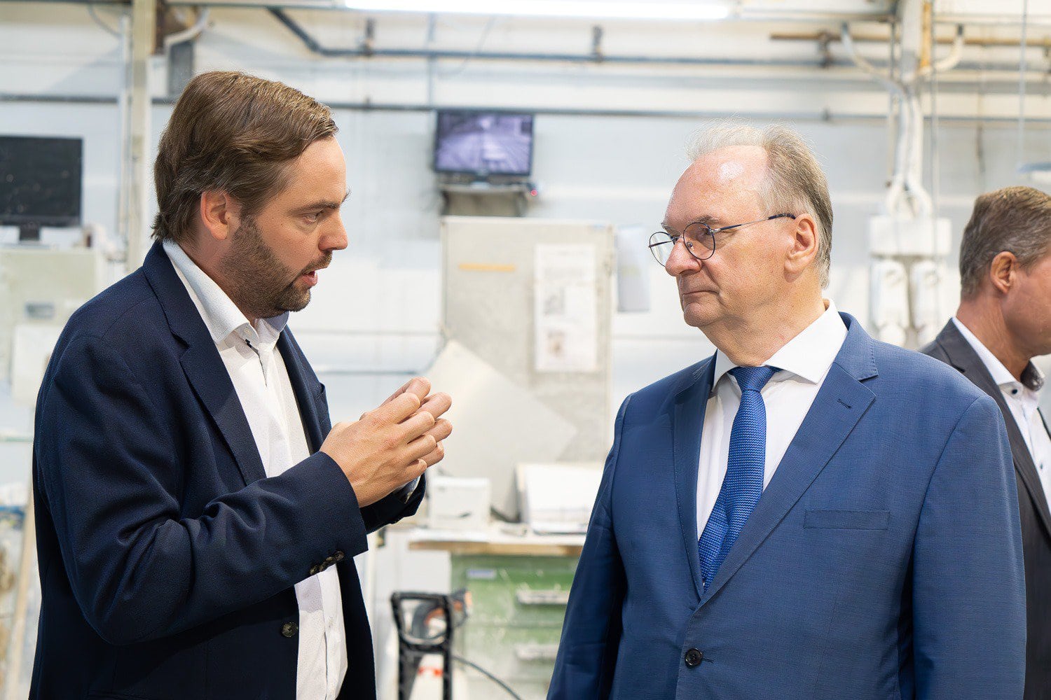 Maxime Fischer, Geschäftsführer Zahna Fliesen, bei der Werksführung mit Dr.Reiner Haseloff. Quellennachweis: Zahna Fliesen