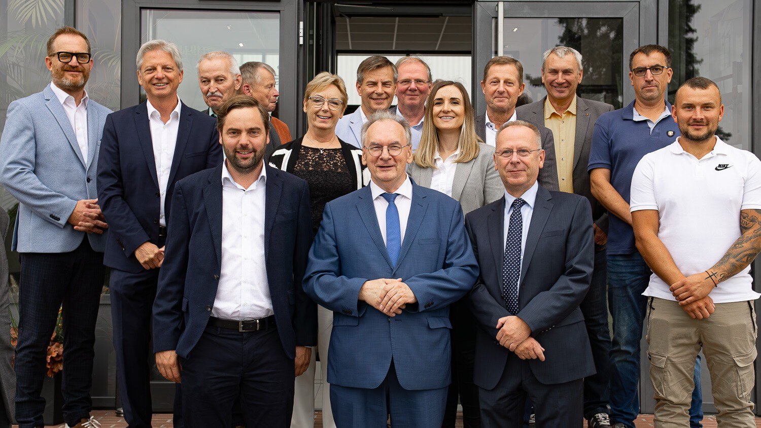 Dr. Reiner Haseloff, Ministerpräsident Sachsen-Anhalt, nahm als Gast bei der Einweihung der PV-Anlage in Zahna teil.Foto: Zahna Fliesen