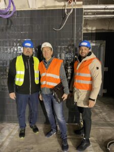 Steffen Leßig, GF Baustoffring, Steffen Kern, GF Fliesen Kern, Franz KassDaoud, GF Baustoffring (v.l.n.r.) vor dem neuen Catering Bereich auf der Baustelle