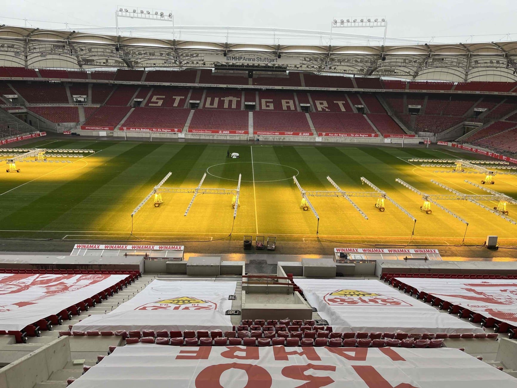 Im Außenbereich ist die neue Haupttribüne bereits fertig. Foto: Baustoffring