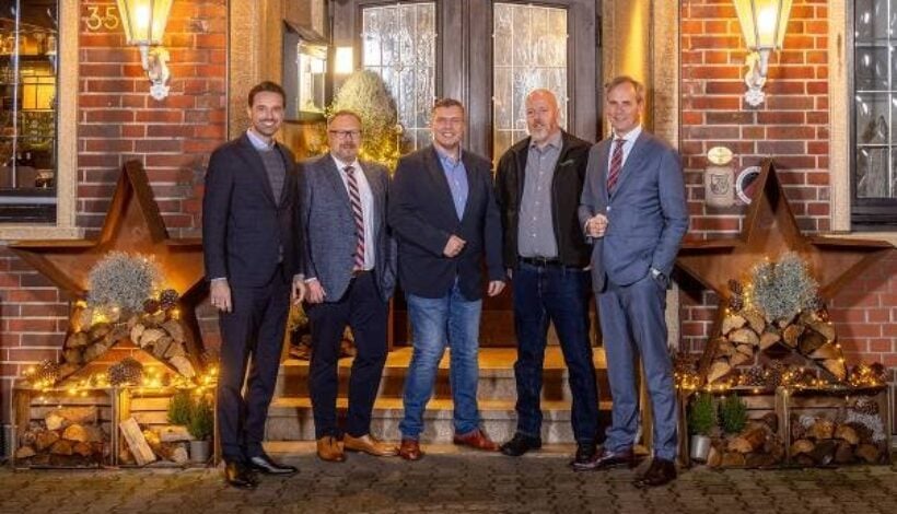 Die vier Jubilare von Botament gemeinsam mit Nicolaus Müller, Geschäftsführer der MC-Bauchemie. (V. l. n. r.: Nicolaus Müller, Peter Janetzki, Denis Hoffmann, Stefan Reichelt und Roland Schepers)