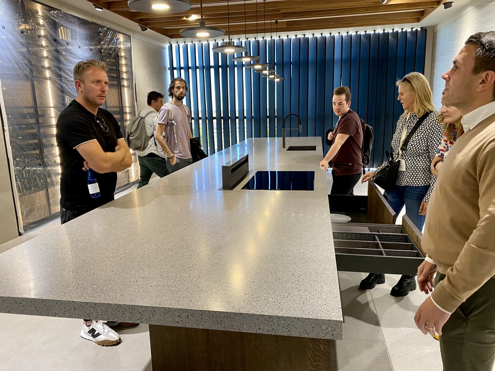 Daniel de la Fuente Navarro, Area Manager (rechts) stellt die elegante Hightech-Küche von Porcelanosa vor, Foto: Bettina Sternberg