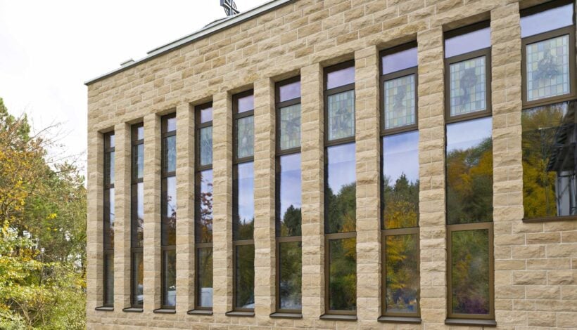 Das Naturstein-Mauerwerk dieser Kirche erfüllt optisch und konstruktiv eine tragende Funktion.