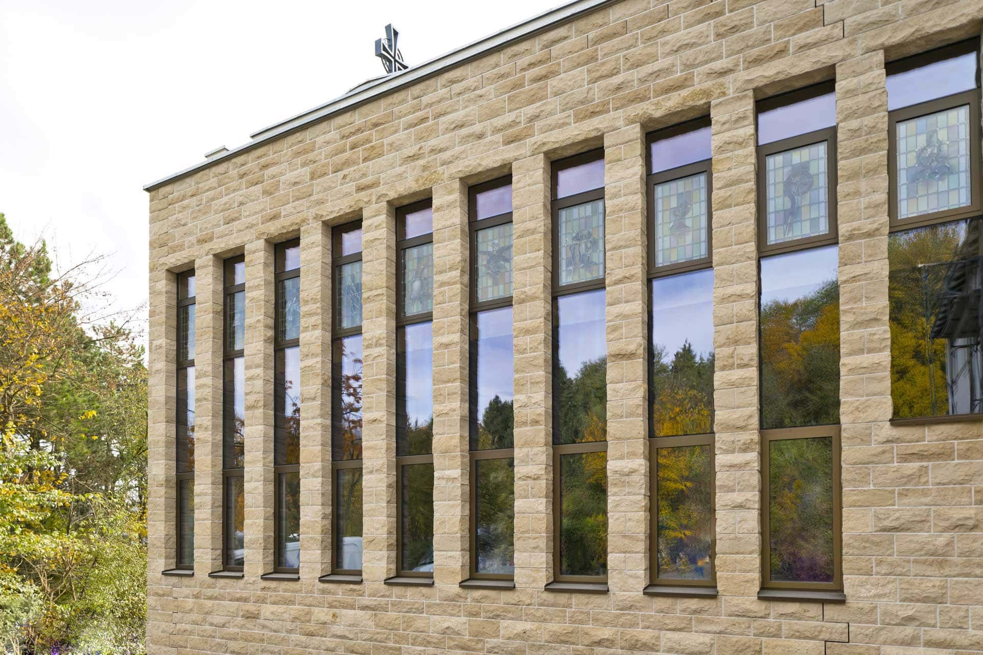 Das Naturstein-Mauerwerk dieser Kirche erfüllt optisch und konstruktiv eine tragende Funktion.