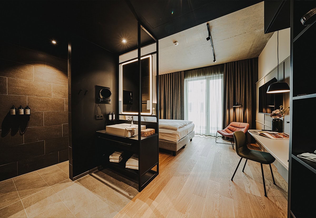 Ästhetik und Qualität vereint: Die sorgfältig ausgesuchte Kombination von hochwertigen Materialien und intelligenter Verarbeitungsprodukte erschaffen einen optisch ansprechenden Sanitärbereich. Foto: HIIVE Hotels Group GmbH