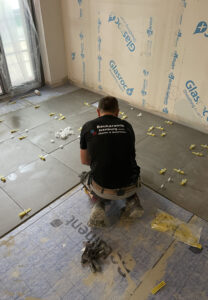 Besonders geeignet zur Abdichtung von stark wasserbelasteten Flächen, eignet sich die elastische Botament AE Abdichtungs- und Entkopplungsbahn ausgezeichnet für eine Verwendung im Duschbereich.Foto: Botament