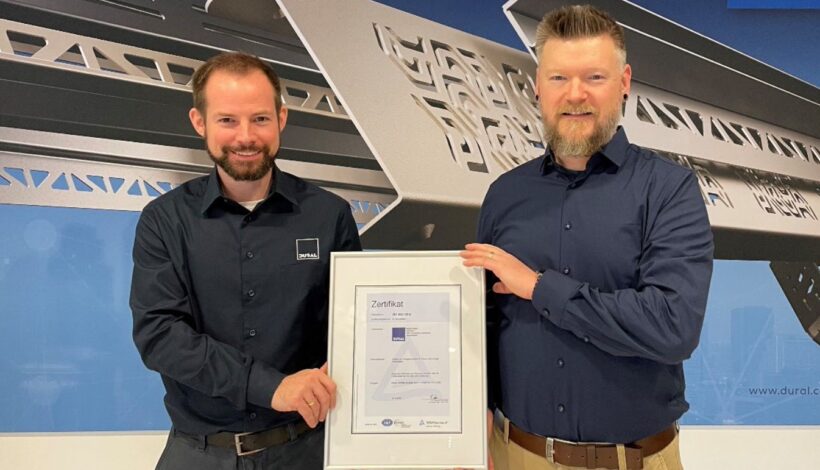 v.l.: DURAL GmbH Geschäftsführer S. Maiworm und DURAL QM-Beauftragter R. Fuß mit dem frisch erteilten ISO 9001: 2015 Zertifikat des TÜV Rheinland