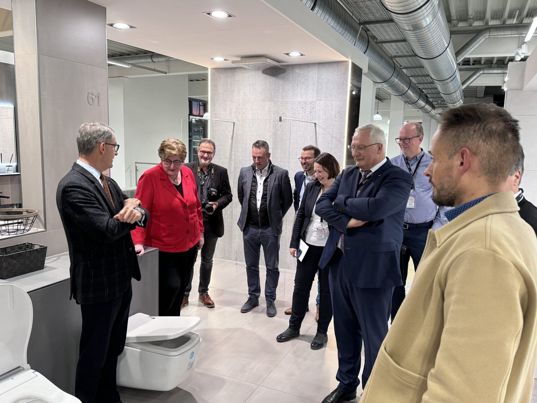 Im Rahmen der Pressekonferenz stand auch ein Besuch des Sopro-Stammkunden Köbig auf dem Programm, dessen Niederlassung und Ausstellung besichtigt wurden.