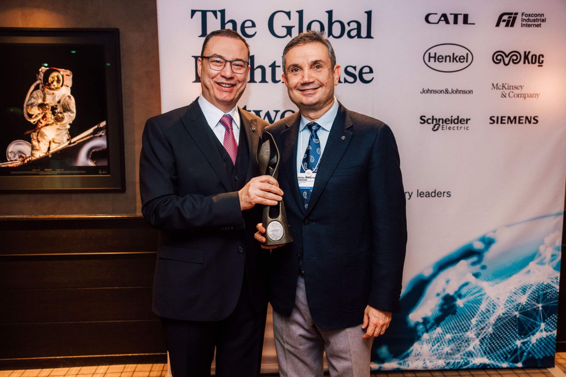 v.l.n.r.:Hasan Pehlivan- CEO- VitrA Tiles, Atalay Gumrah -CEO of Eczacibasi Holding. Foto: Vitra