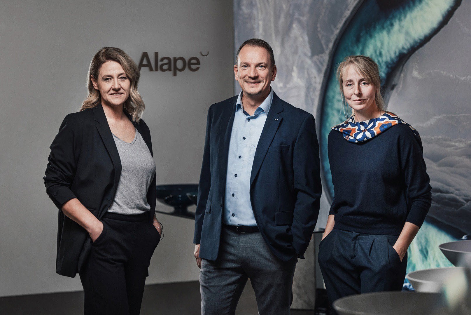 Neues Führungstrio von Alape, v.li.: Andrea Jürgens (Marketing- und Designleitung), Michael Gatzke (Kaufmännische Leitung), Dr. Julia Rami (Produktionsleitung). Foto: Roca