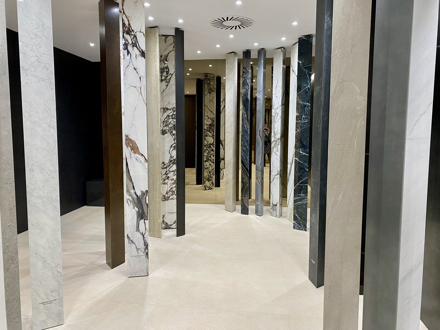 XLight-Wandverkleidungen sind von natürlichen Materialien wie Marmor oder Onyx inspiriert und werden in einem Stück montiert.