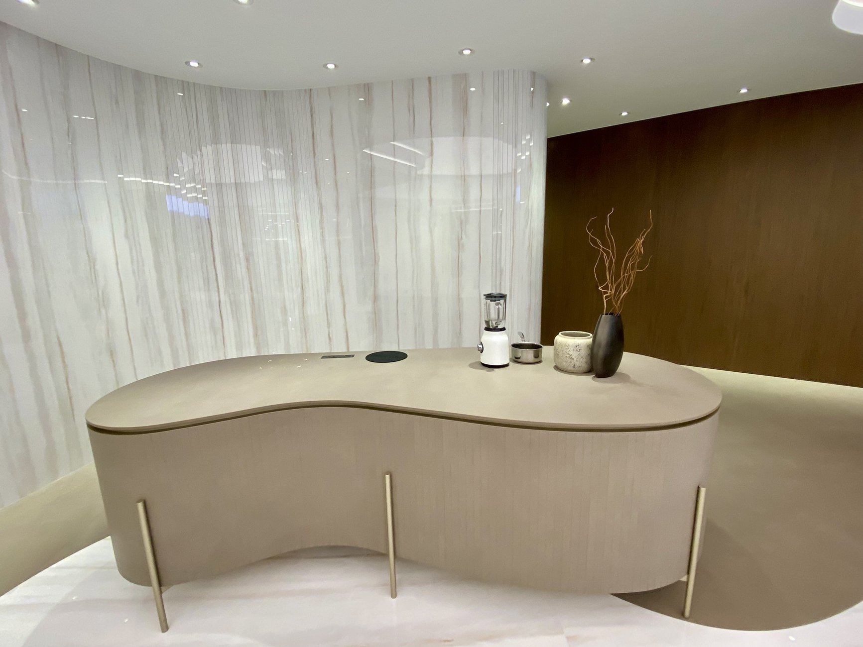 Das neue SmartKitchen Induktionssystem von Gamadecor verbindet Innovation und Design, indem es eine völlig glatte und hindernisfreie Arbeitsfläche bietet.