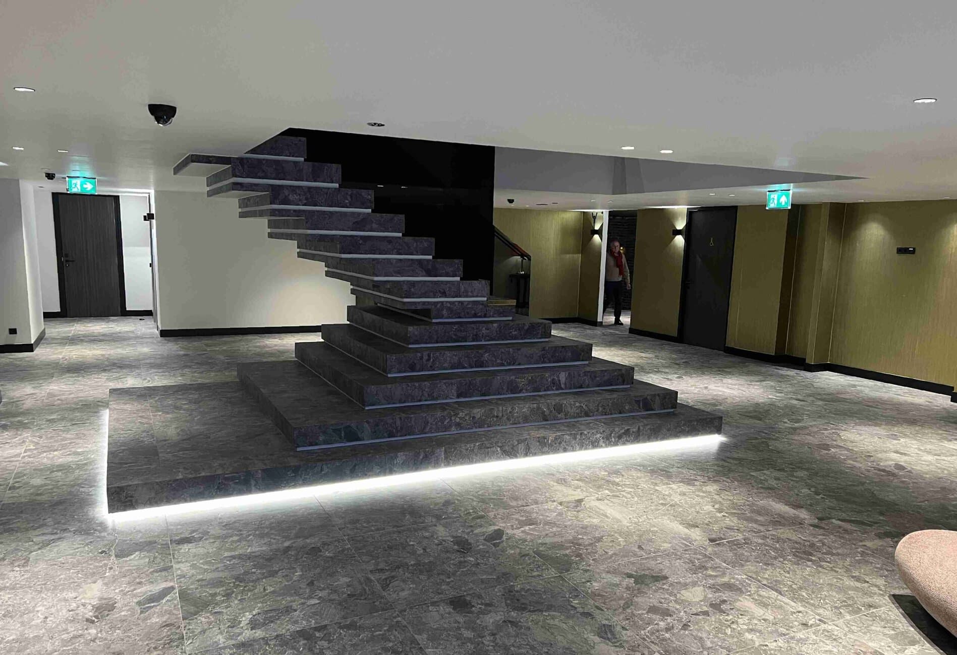 Die von unten beleuchtete Treppe zeichnet sich nicht nur durch ihre futuristische Optik aus, sondern aus ihre Langlebigkeit und Qualität aufgrund des BotaGreen Flexklebers.Foto: Botament