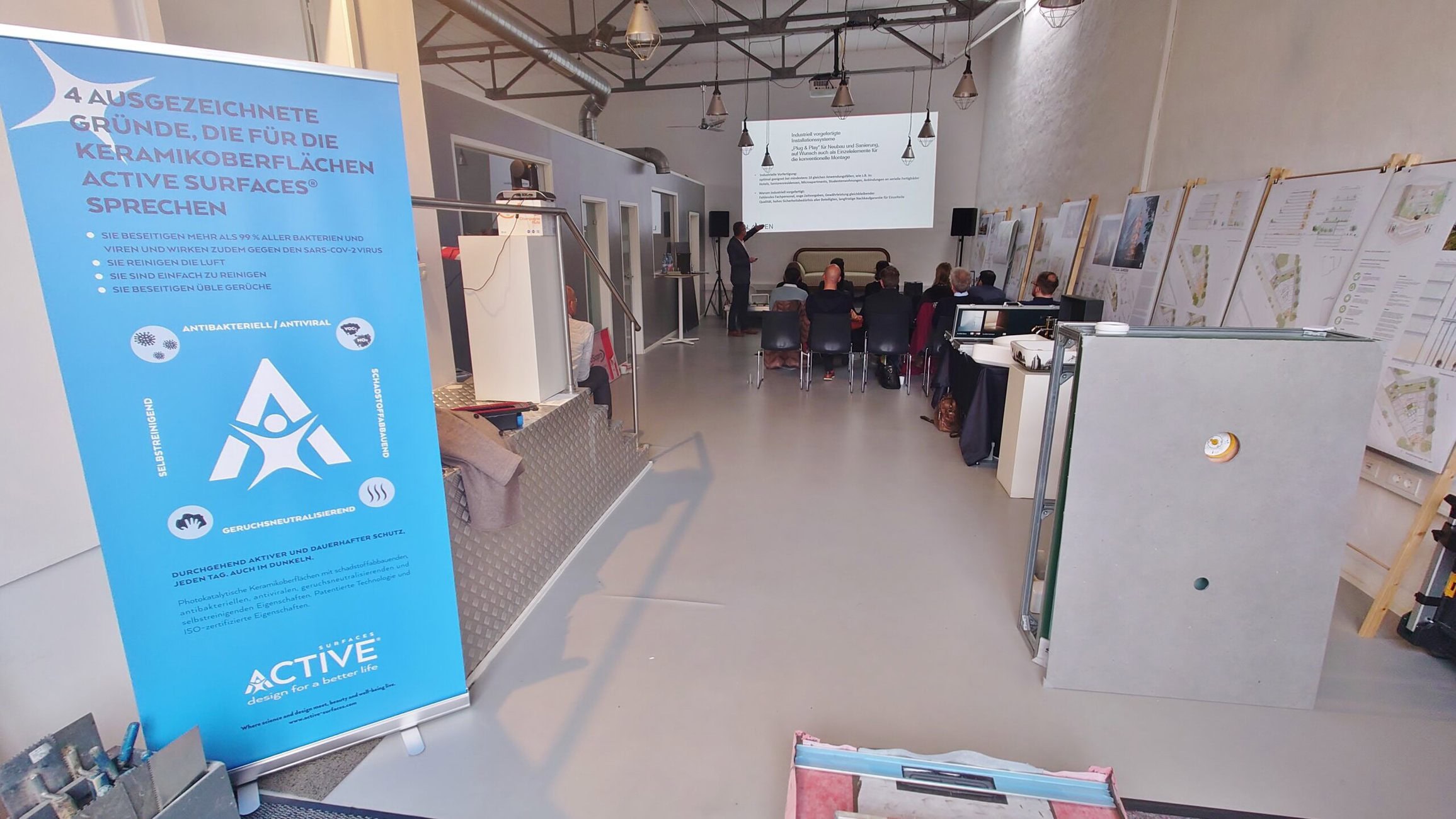 Im Kölner JSWD-Schulungscenter: JSWD filmte die komplette Inhouse-Architektenschulung, so dass die Mehrzahl der Architektinnen und Architekten alles auf ihren Bildschirmen im Home Office und am Standort Berlin mitverfolgen konnten.