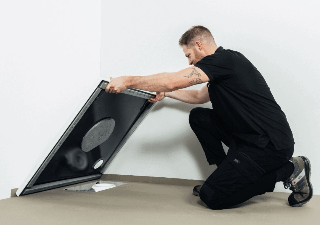 In nur drei Schritten hat der Fachhandwerker die Dusche aus Stahl-Emaille montiert