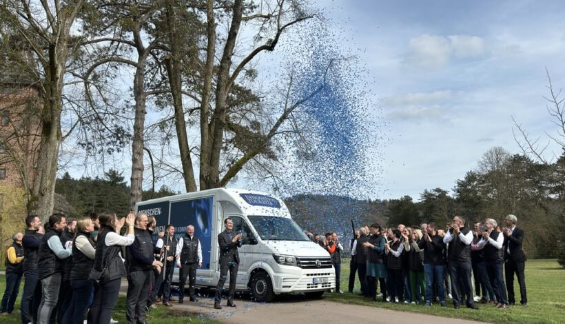 Der Startschuss ist gefallen – Georg Lörz, Vorstand Bad & Wellness bei Villeroy & Boch, hat die ViMobile am 20. März an die Teams übergeben und die Innovationstour 2024 gestartet. Foto: Villeroy&Boch