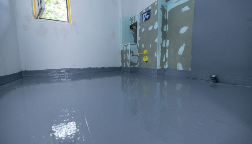 die erste Schicht WD-1K auf Wand und Boden aufgetragen. (Fotos: Murexin)