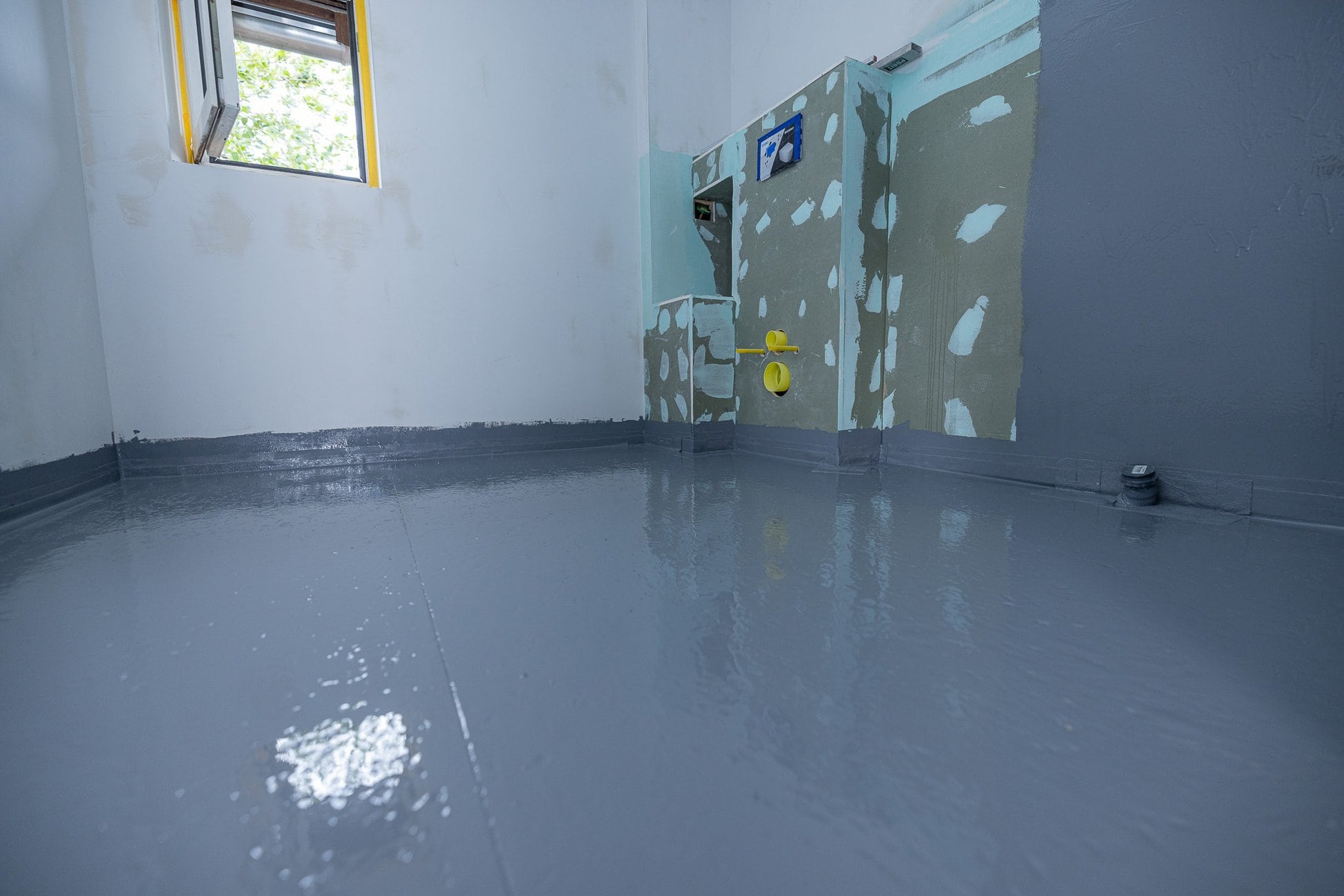 die erste Schicht WD-1K auf Wand und Boden aufgetragen. (Fotos: Murexin)