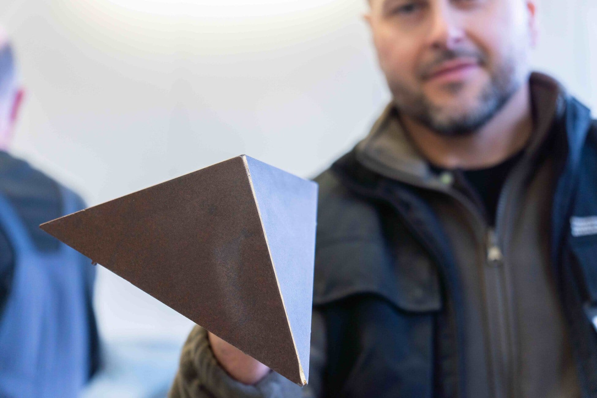 Alexander Heimbüchner (Firma: Alex der Fliesenlegerprofi) präsentiert das Resultat: Fliesenfuge aus echtem Gold. Bild: Kreishandwerkerschaft Oldenburg.