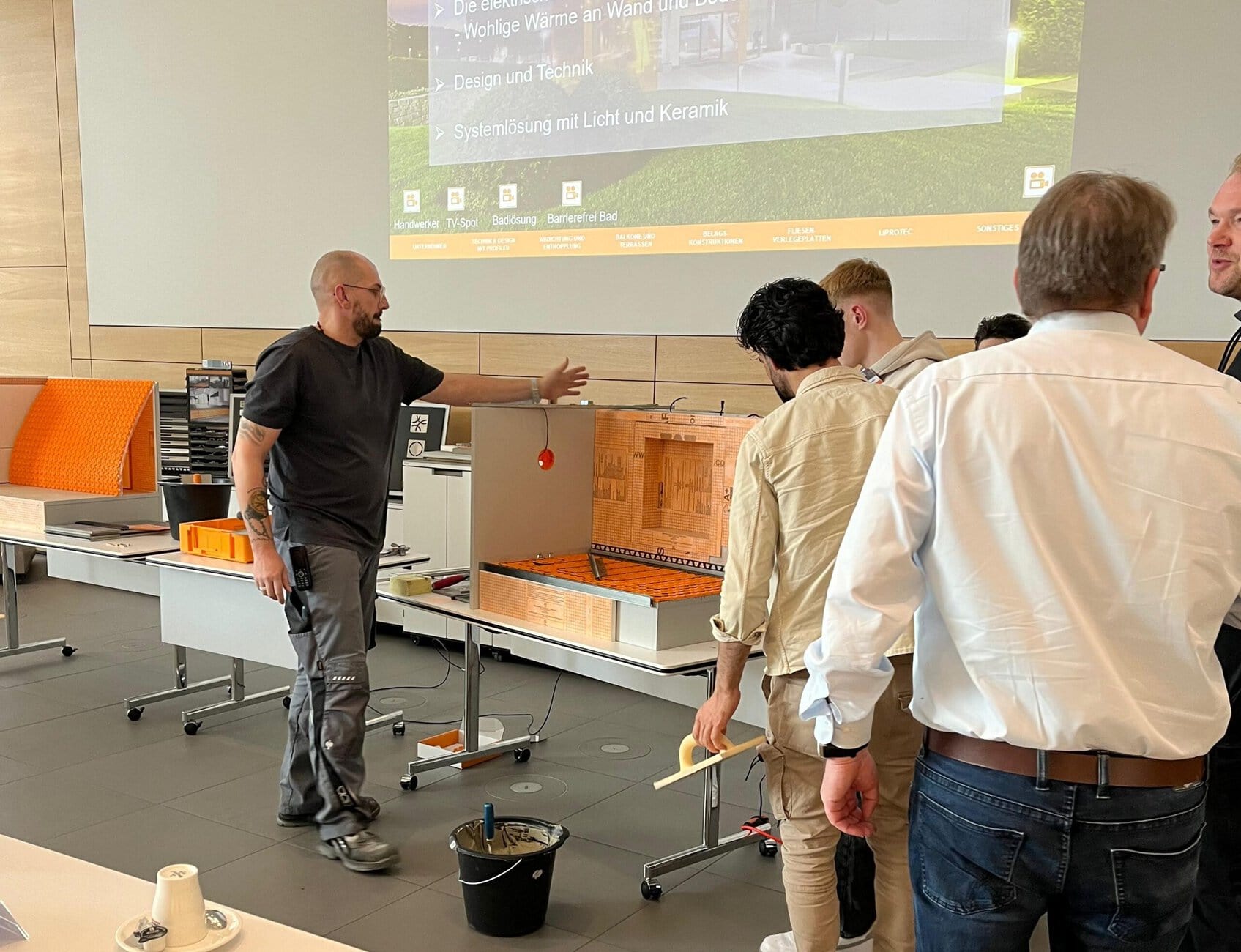 Am Standort von Schlüter-Systems in Iserlohn durften die Teilnehmer*innen Produkte und Anwendungstechniken in der Theorie und Praxis erleben. (Bild: TRAUCO Fachhandel)