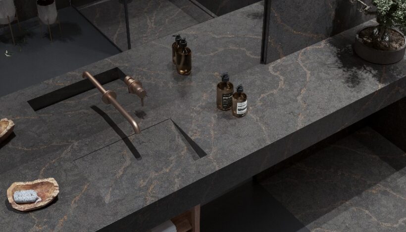 Silestone® Bohemian Flame verleiht diesem Badezimmer warme Natürlichkeit.