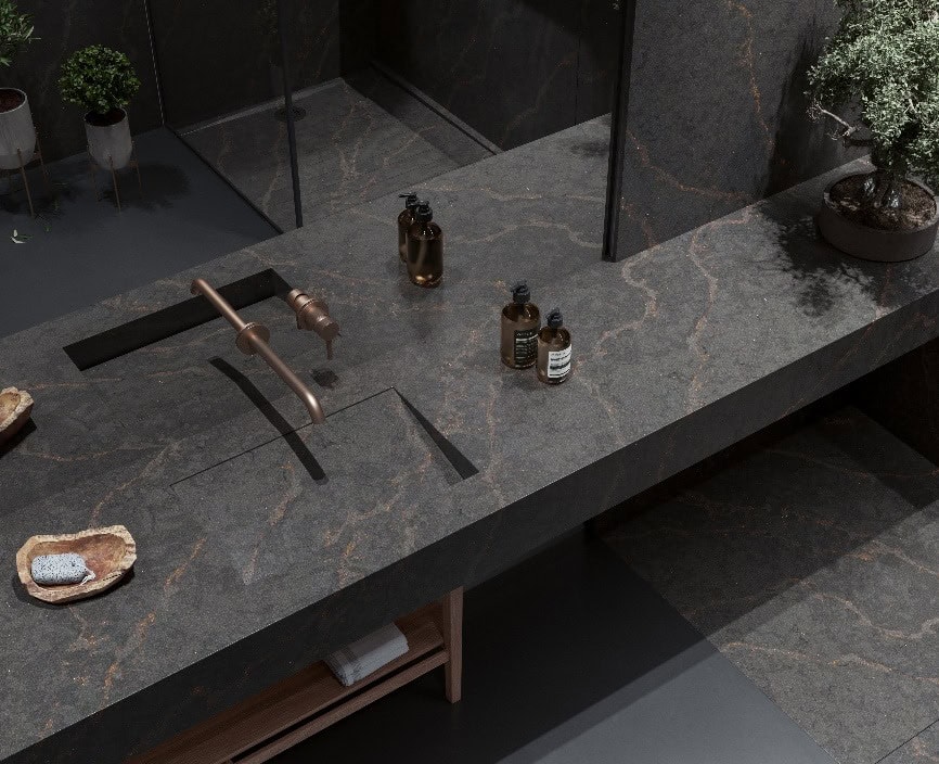 Silestone® Bohemian Flame verleiht diesem Badezimmer warme Natürlichkeit.