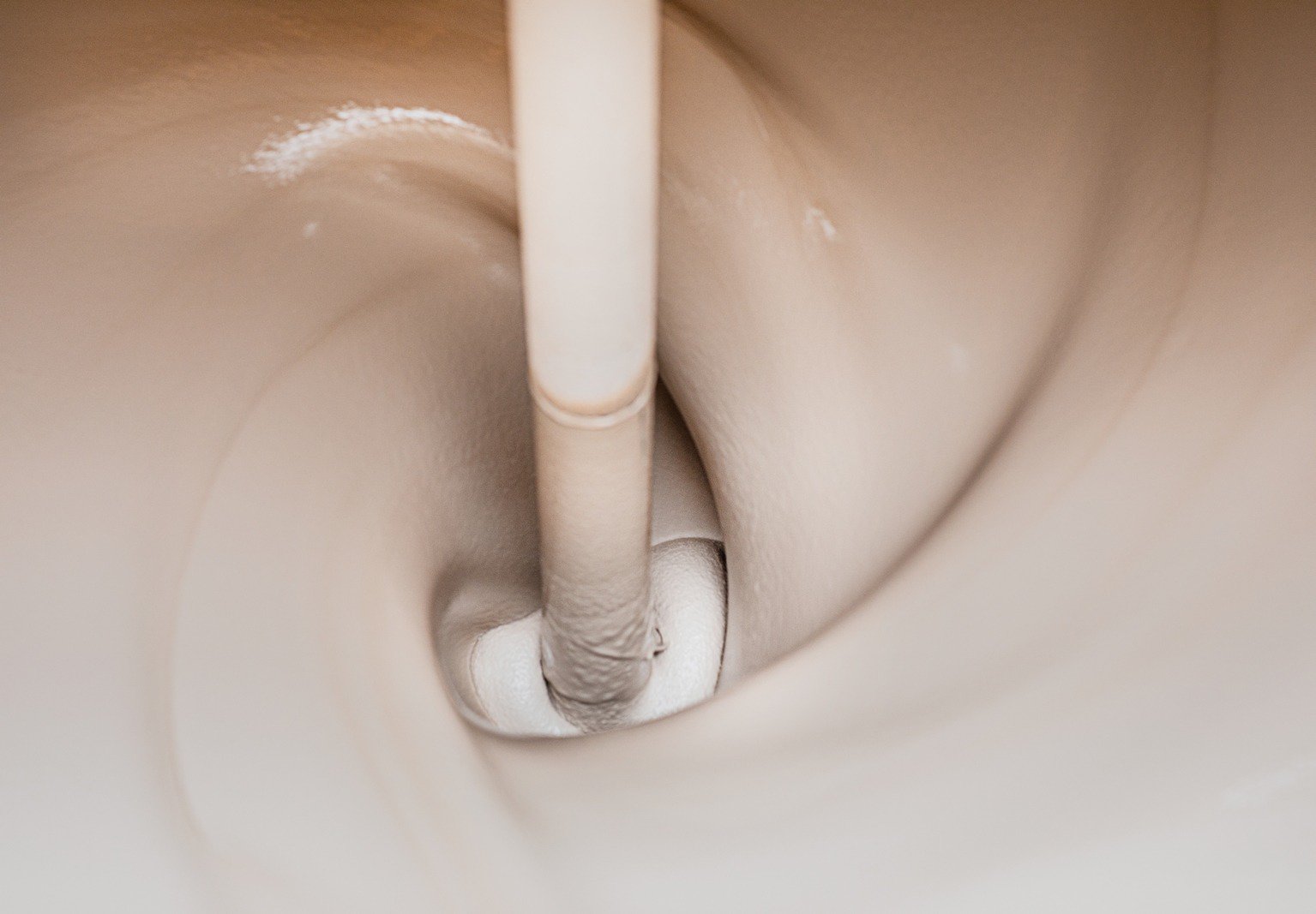 Der Gießschlicker, gemischt mit Wasser, Verflüssiger und gegebenenfalls Farbpigmenten, bildet die Grundlage für die innovative Gießtechnik. Foto: Leipfinger-Bader