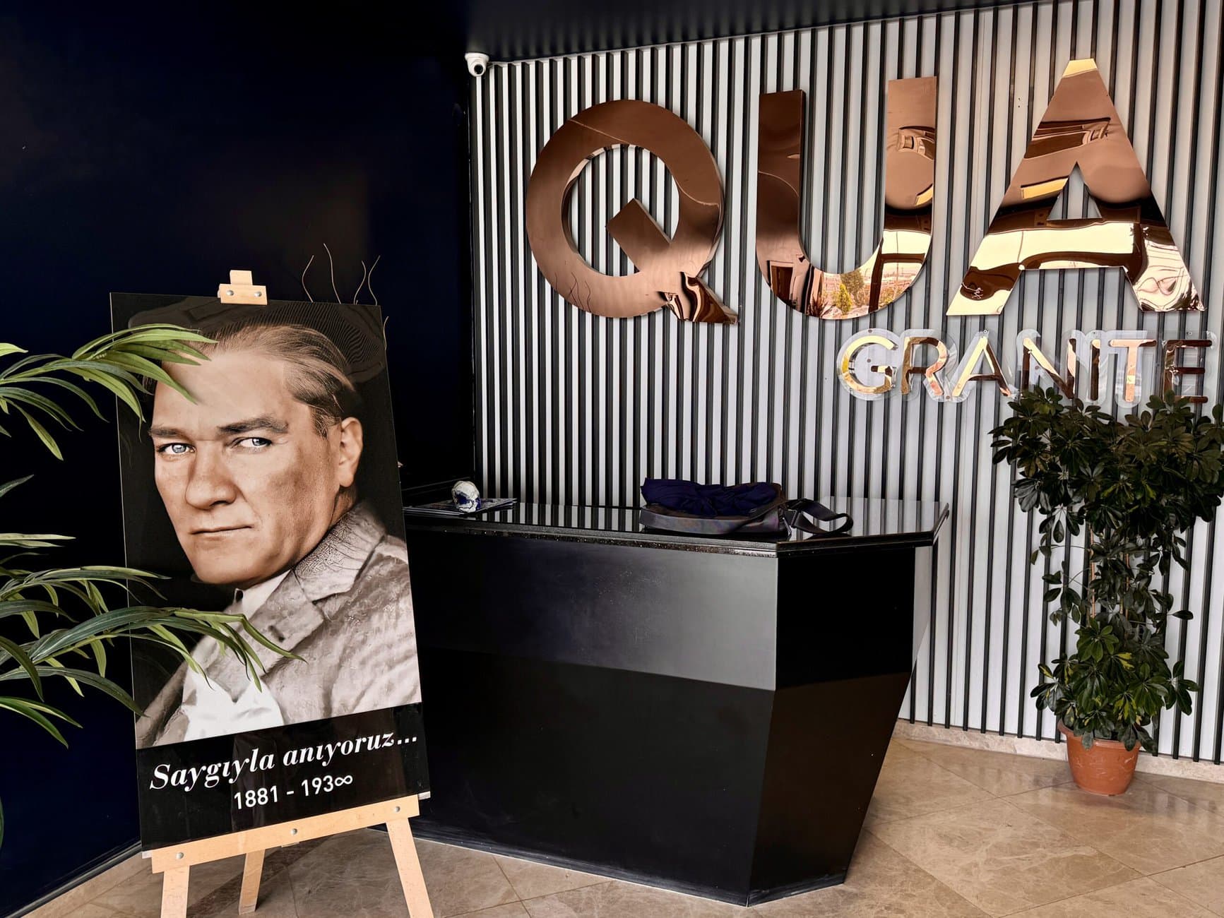 Staatsgründer Mustafa Kemal Atatürk ist überall präsent, hier auf Feinsteinzeug im Eingangsbereich.