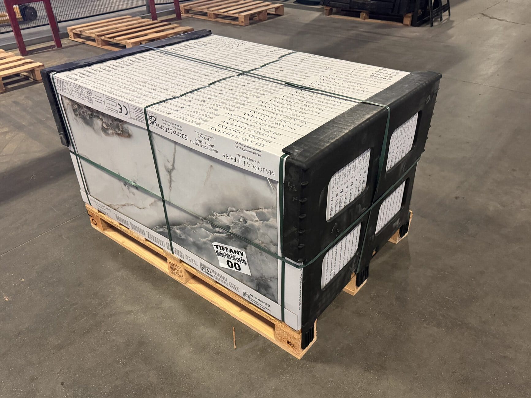 Selbst produzierte Plastikstützen verhindern ein Umfallen der großformatigen Platten und geben zusätzlich Stabilität für den langen Transport.