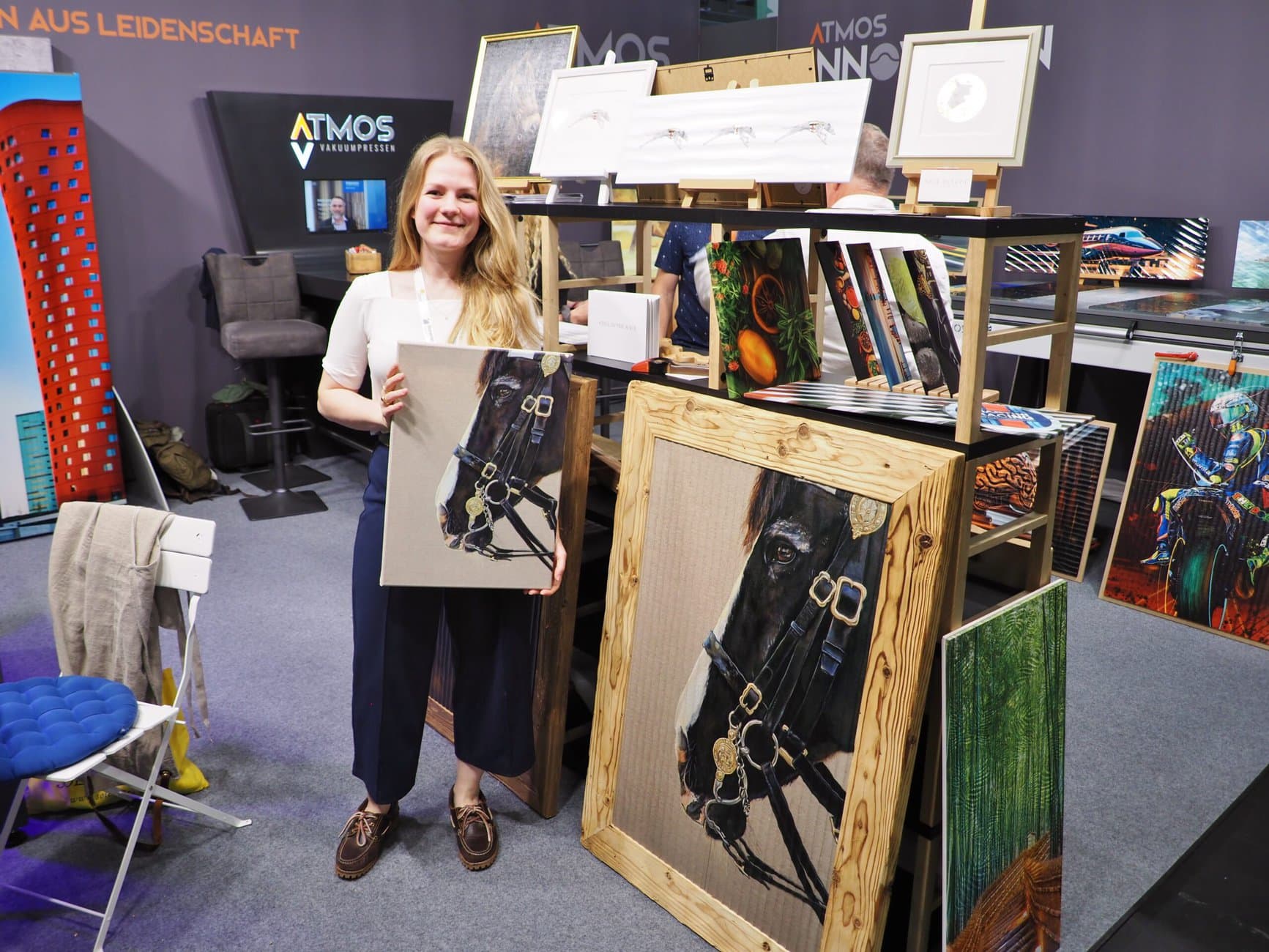 Equestrian artist (Künstlerin, die vorwiegend Pferde zeichnet) Sina Agneta Gremse mit ihrem Originalkunstwerk und dem von Atmos Vakuumpressen im Sublimationsverfahren erzeugten Fliesenbild.