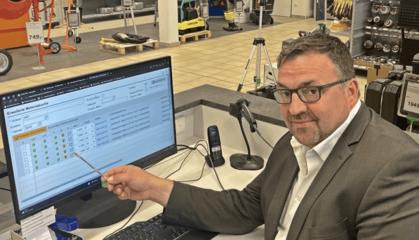 QNG-Beratung auf höchstem Niveau: Matthias Herdeg, Leiter Dienstleistungen und Systeme BayWa Bau, zeigt die QNG-Kennzeichnung in der Warenwirtschaft. © BayWa
