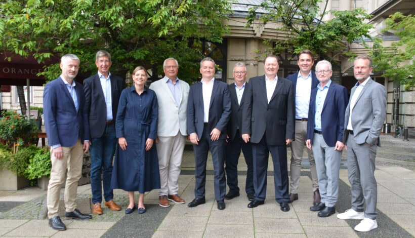 Der Vorstand der Deutschen Bauchemie (v.l.): Dr. Dieter Köster, Ulrich Meyer, Ina Hundhausen, Andreas Wilbrand, Holger Sommer, Johann Hafner, Dr. Josef Felixberger, Dirk Sieverding, Joachim Straub und Andreas Collignon. (Auf dem Foto fehlen Dr. Jörg Leuninger, Dr. Hubert Motzet und Dr. Clemens von Trott zu Solz.) Foto: Deutsche Bauchemie
