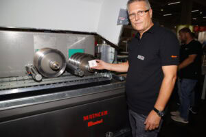 Präsentierte die neue Fliesensockel-Schneidemaschine MCV-400 des spanischen Herstellers Maincer: Hietel-Geschäftsführer Jens Niebergall.