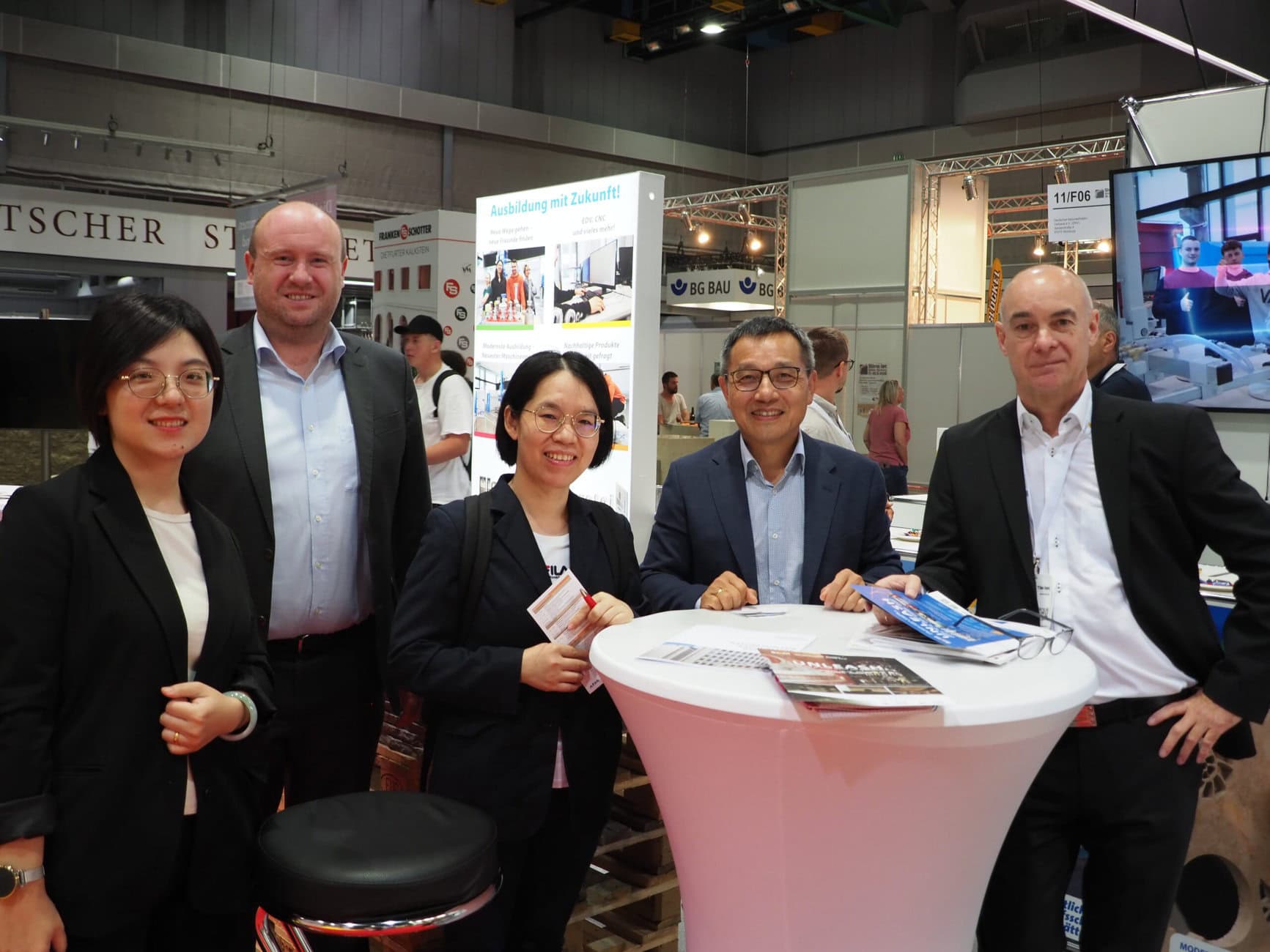 Warben für die weltgrößte Steinmesse in Xiamen im März 2025: Marsha Tsai und Sophie Lee, Projekt-Managerrinnen der chinesischen Messegesellschaft mit ihrem Dolmetscher Hanan Wang sowie AFAG-Geschäftsführer Henning Könicke (2. v.l.) und DNV-Geschäftsführer Reiner Krug (r. ).