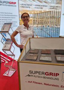 Supergrip-Geschäftsführerin Janet Bock hatte zur Stone+tec nur Natursteinmuster dabei, verwandelt aber auch glänzende keramische Fliesen in rutschhemmende.