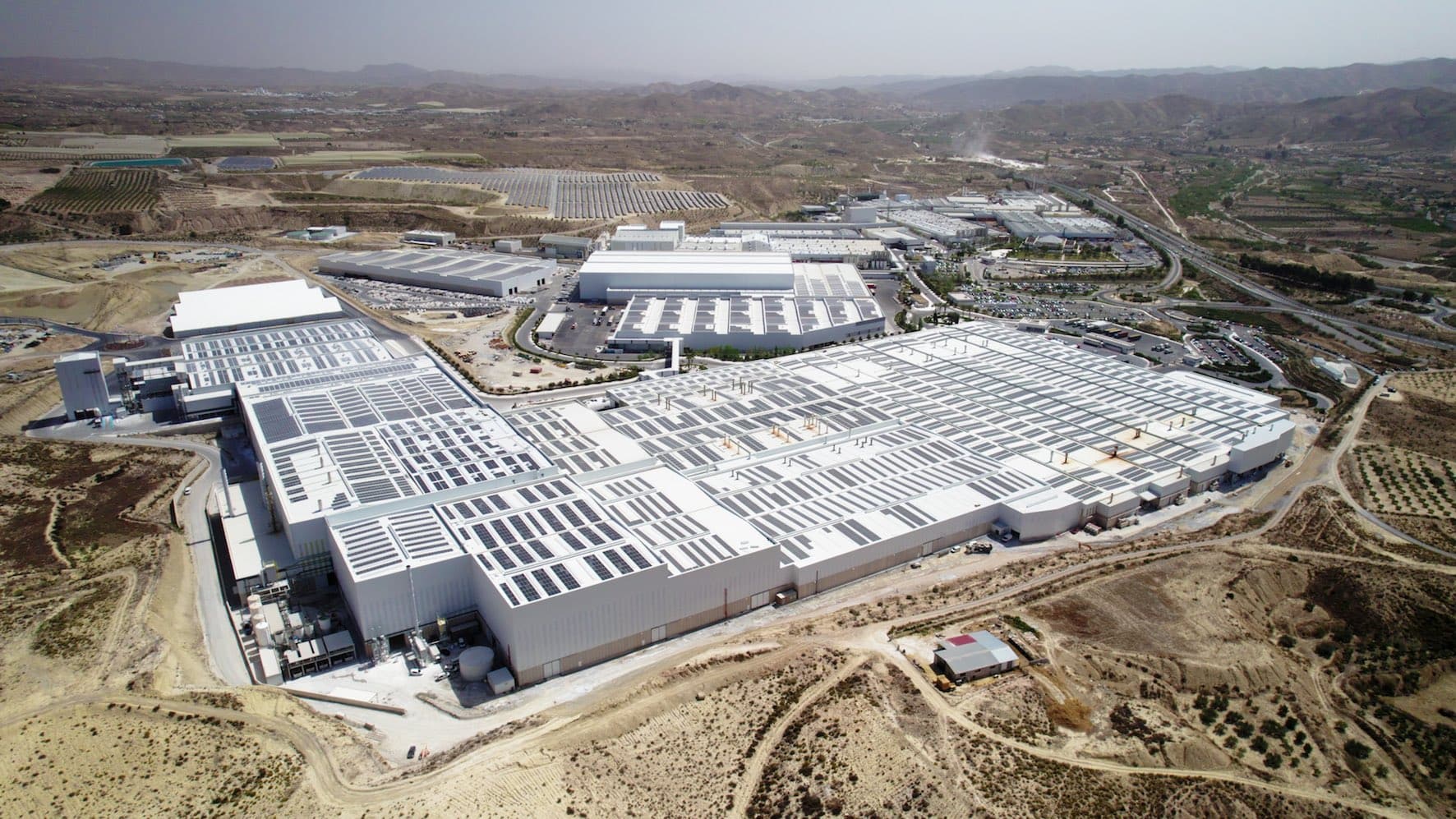 Mit 28.000 neuen Photovoltaik-Paneelen ausgestattet: Cosentinos Hauptsitz und Industriepark in Cantoria, Almería, Südspanien.
