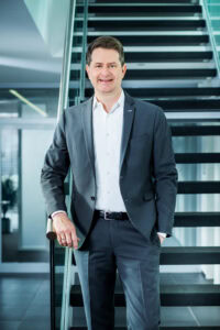 Zum 1. Juli ist Andreas Fürer (51) in die Geschäftsführung berufen worden. Bereits seit 1. Januar 2024 hat er als Chief Operations Officer den Führungskreis des Unternehmens verstärkt. Andreas Fürer bringt umfassende Erfahrung in der Industrie und eine nachgewiesene Erfolgsbilanz mit.